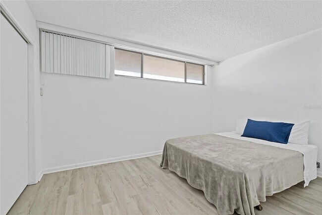 Building Photo - 2621 Cove Cay Dr