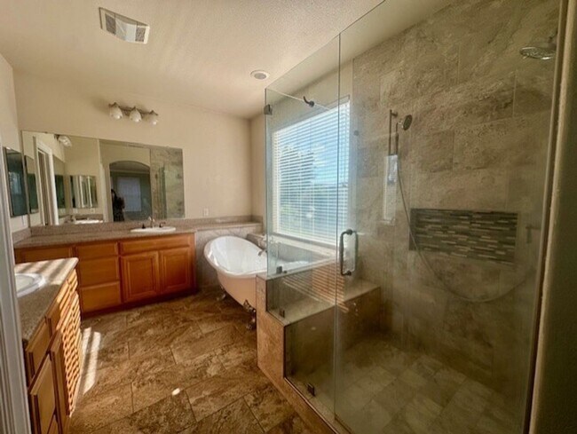 Building Photo - Beautiful Newer Home, Very Clean- Move In ...
