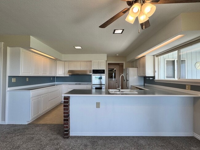 Building Photo - Large lower valley home, freshly remodeled, must see inside!