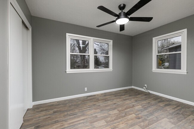 Building Photo - SOUTH SPRINGFIELD HOME (Kickapoo and Cherokee Schools) -- 3 Bed | 1.5 Bath | 2 Car Garage -- LARG...