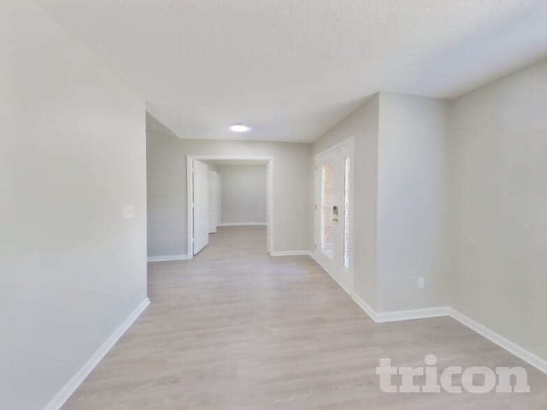 Building Photo - 6676 Southern Oaks Dr