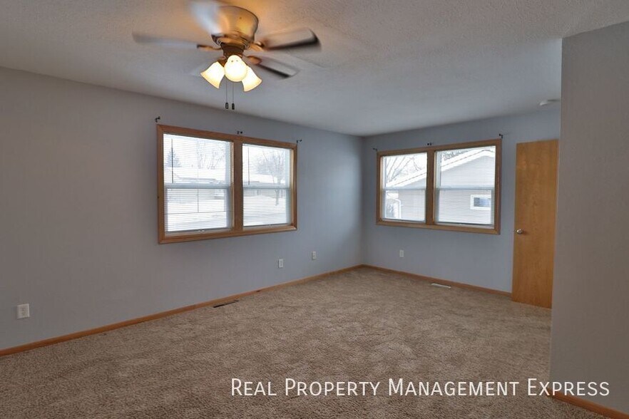 Building Photo - 3 Bedroom Duplex in Eastern Sioux Falls!