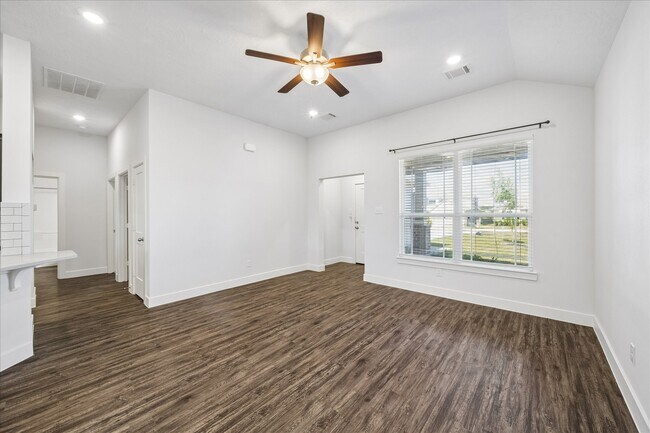 Building Photo - 260 Shoreview Dr