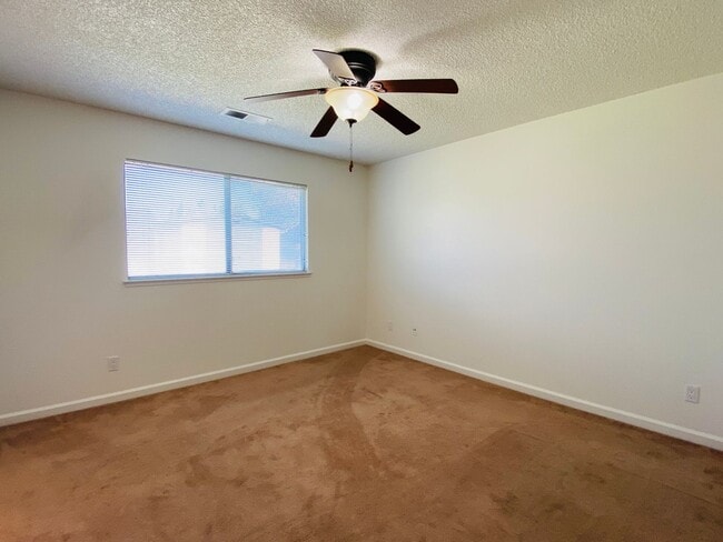 Building Photo - $2,050 Ashlan & Fowler, 3 Bedroom Home - H...