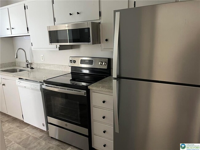 Building Photo - 328 Carver Dr