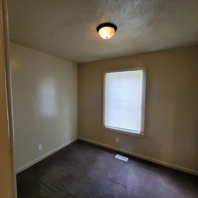 Building Photo - 4BR/1.5BATH House near Fairgrounds!