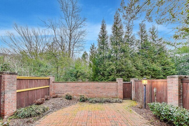 Building Photo - Spectacular 3 Bed + LOFT + 3.5 Bath- Custom Kitchen & Master Retreat w/ Beautiful Updates