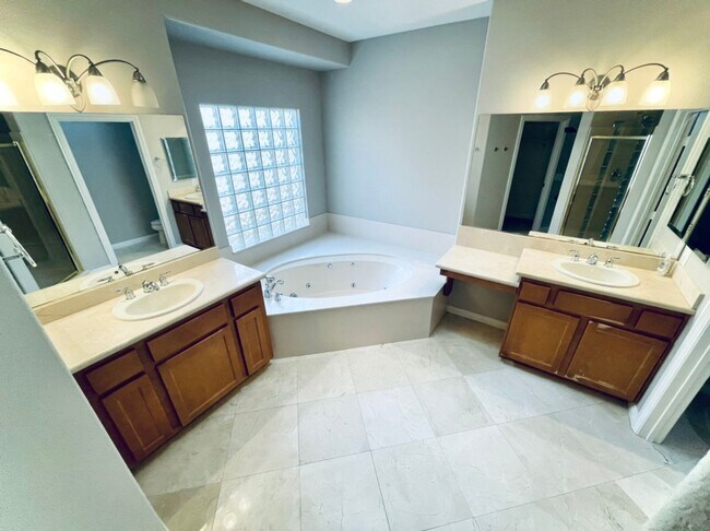 Building Photo - AMAZING SINGLE STORY HOME IN “AGE RESTRICT...