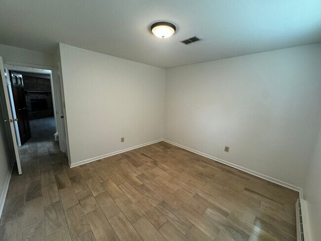 Building Photo - Split level 4-bedroom 3-bathroom home