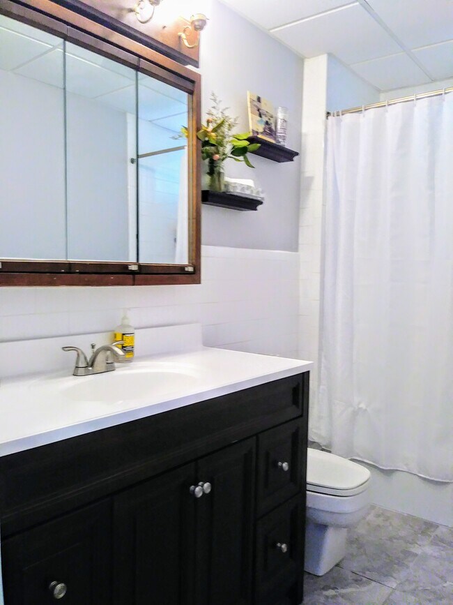 Full updated bath - 2592 Massachusetts Ave