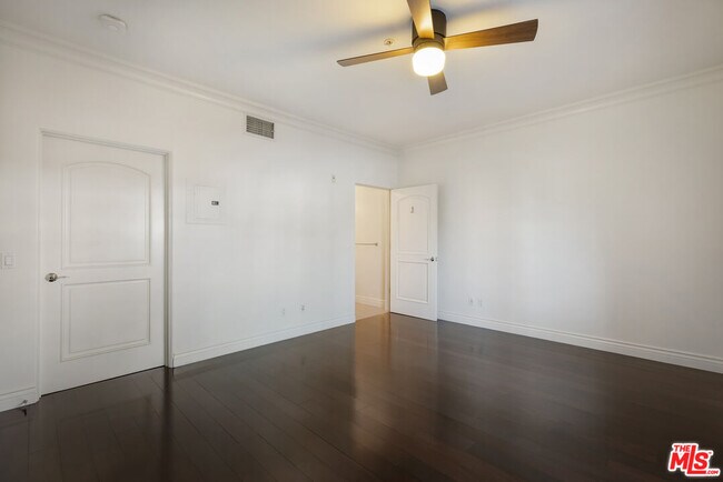 Building Photo - 851 N San Vicente Blvd