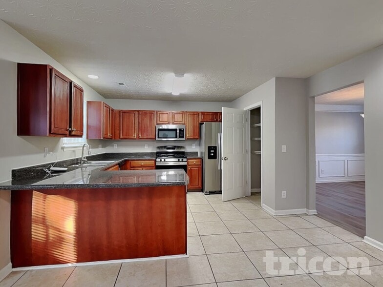 Building Photo - 5005 Eagle Creek Dr