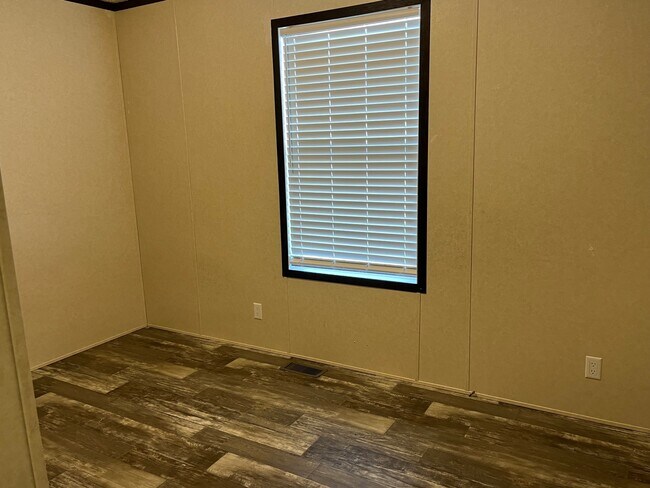 Building Photo - 117 Desander Dr