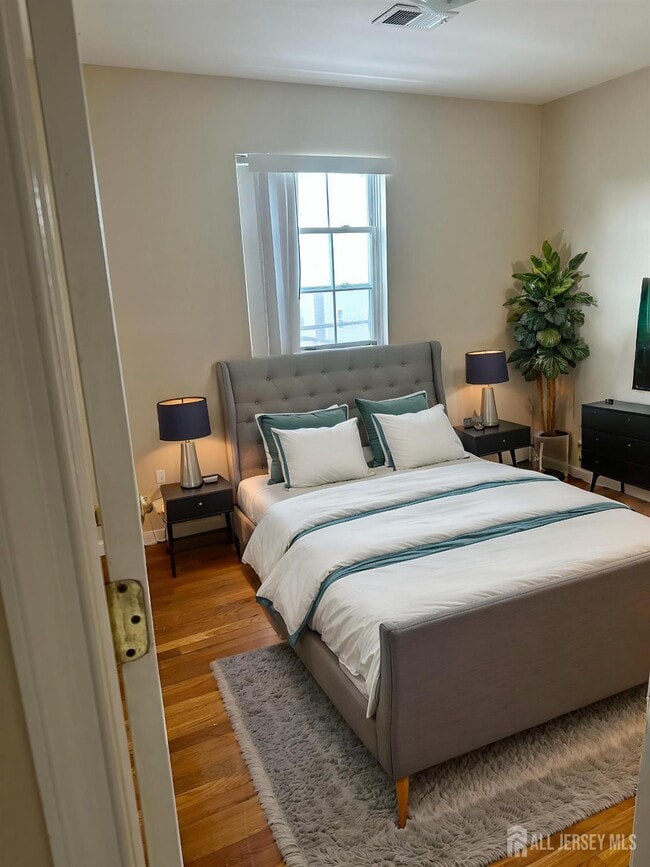 Building Photo - 663 S Park St