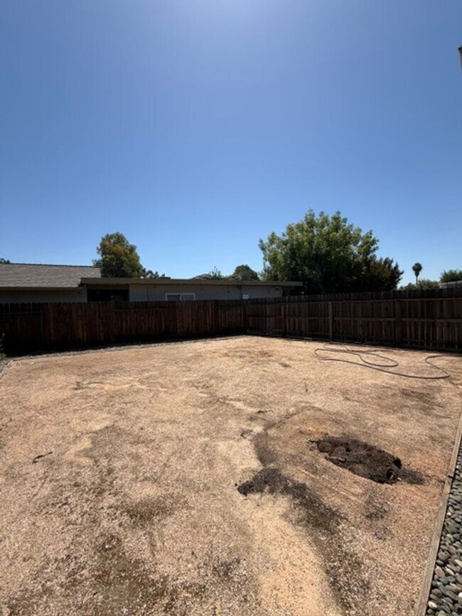 Building Photo - Charming 2 Bedroom, 1 Bath Home with Garage & Fireplace