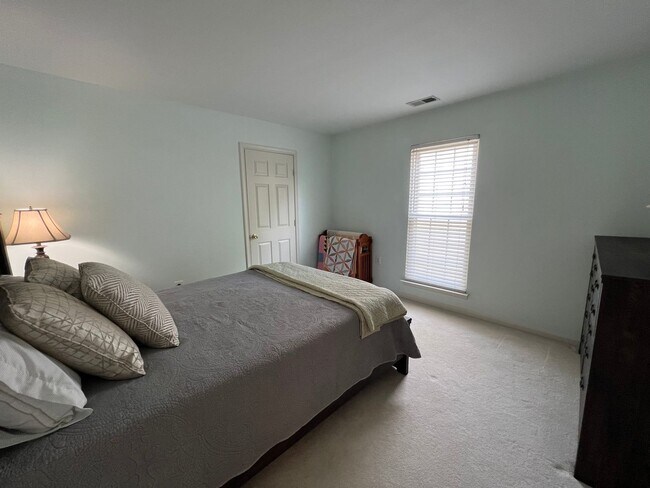 Building Photo - Impressive 4 Bedroom 3.5 Single-Family Hom...