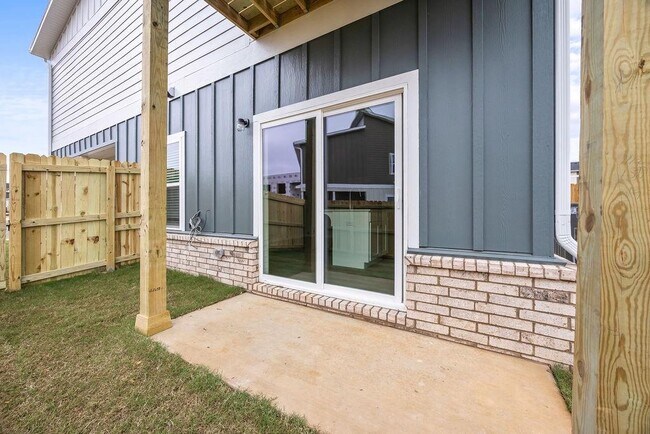 Building Photo - 2602 SW Convent St