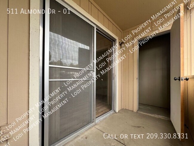 Building Photo - 511 Almond Dr