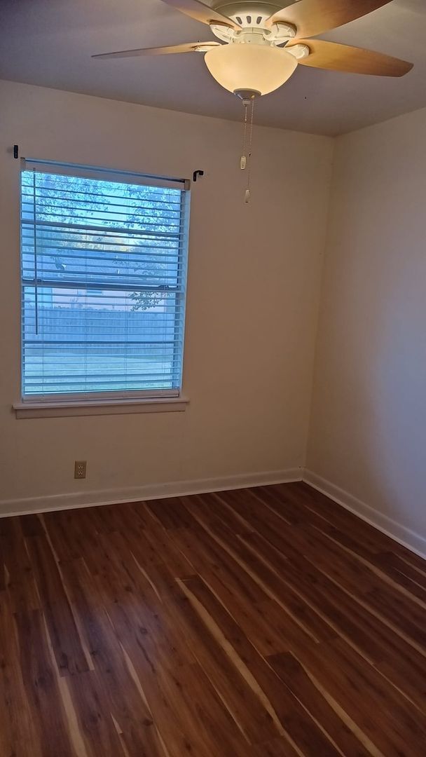 Building Photo - 1402 Hillcrest Dr