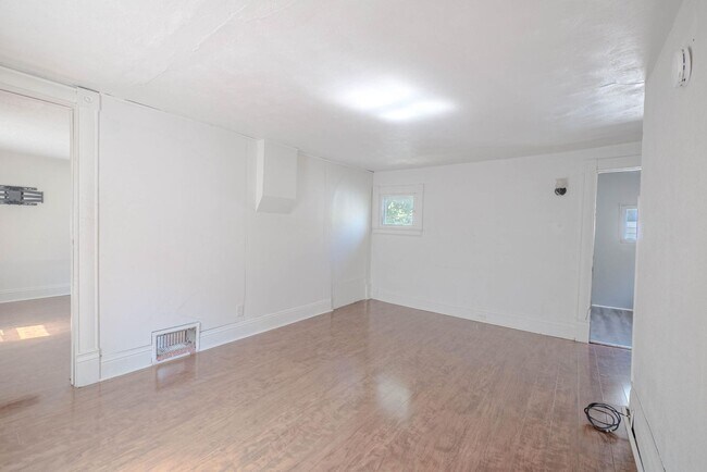 Building Photo - 819 Oakland Dr