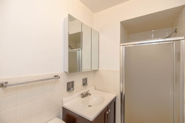 Building Photo - 1320 W Lunt Ave