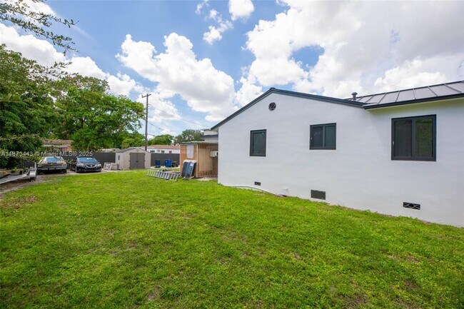 Building Photo - 1240 Peri St