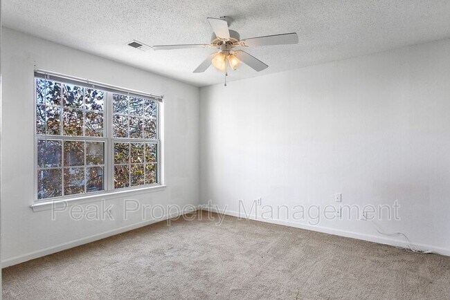 Building Photo - 811 Brassie Ln