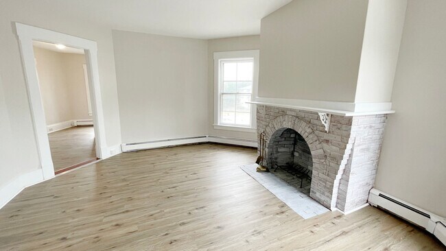Building Photo - 394 Elm St