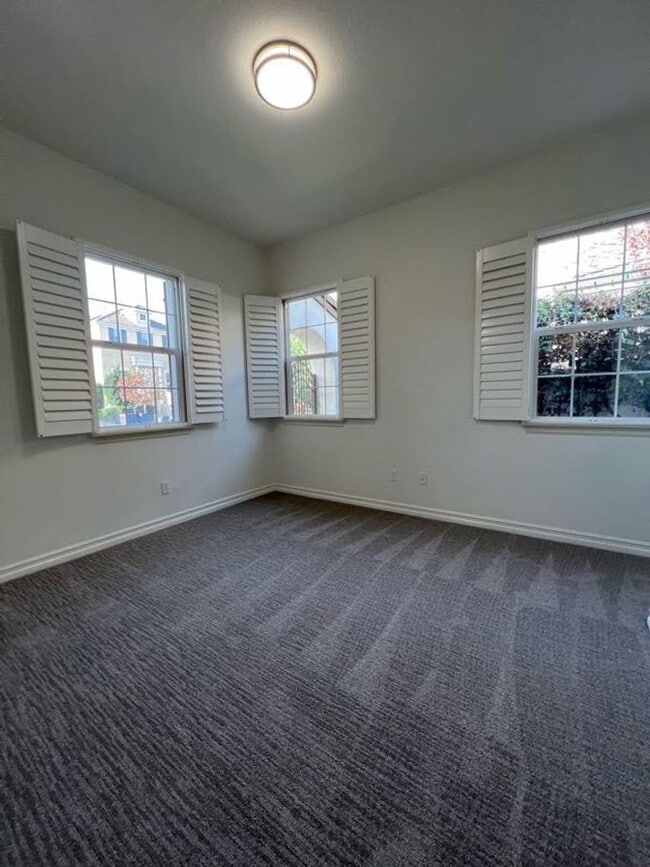 Building Photo - Spacious Single Story Home in Columbus Square