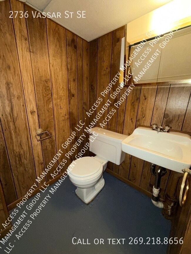 Building Photo - 2736 Vassar Dr SE