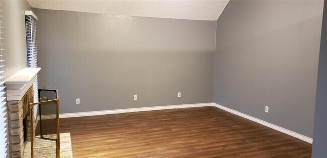 Building Photo - 4234 Briar Hill Dr