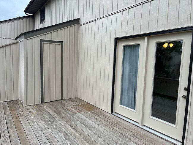 Building Photo - 447 Foxfire Dr