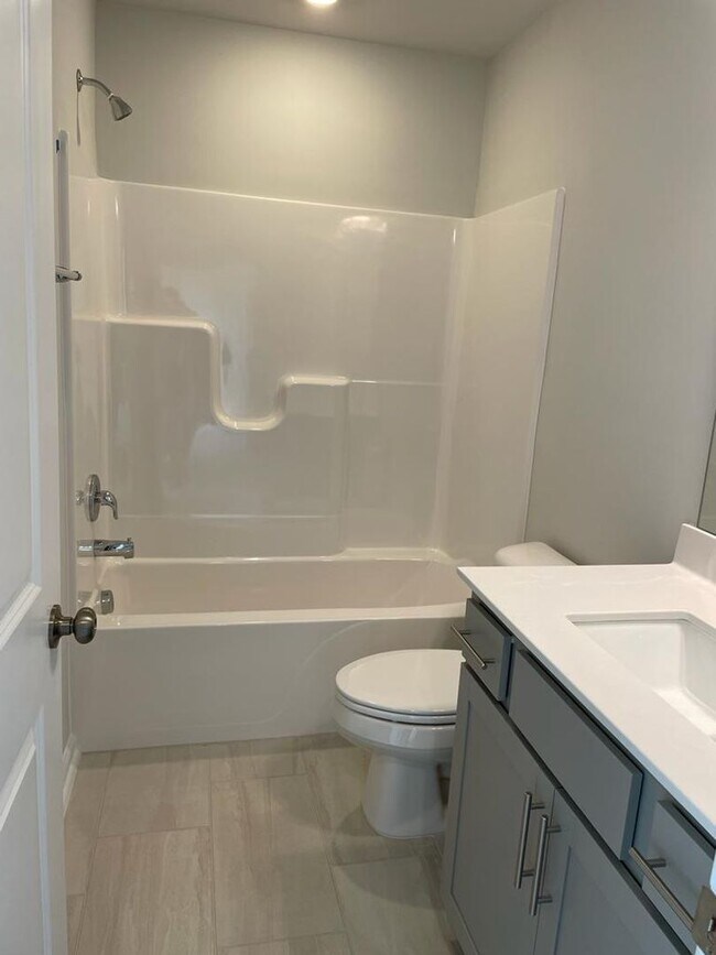 Building Photo - **OFFERING REFUNDABLE APPLICATION FEES** Stunning Newly Built 3BD, 2.5BA Raleigh Townhome in an H...