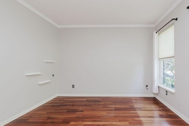 Building Photo - Stunning 4-Bed, 3.5-Bath Home in Sought-Af...