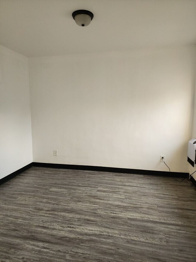 Building Photo - 1 bed 1 bath unit w/ shared laundry