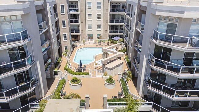 Building Photo - Beachfront Oasis - 3 bed 2 bath in Alamitos Beach