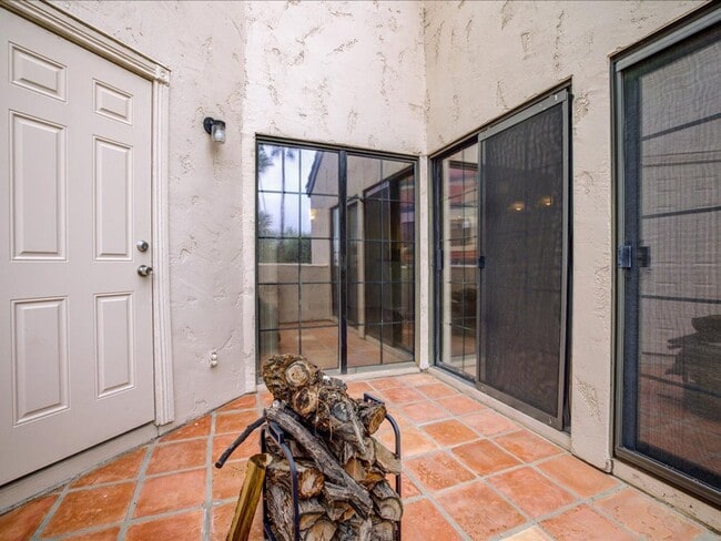 Building Photo - 2 Bedroom, 2 Bath