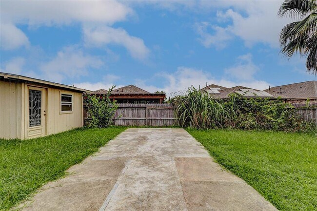Building Photo - 22915 Sebastian Dr