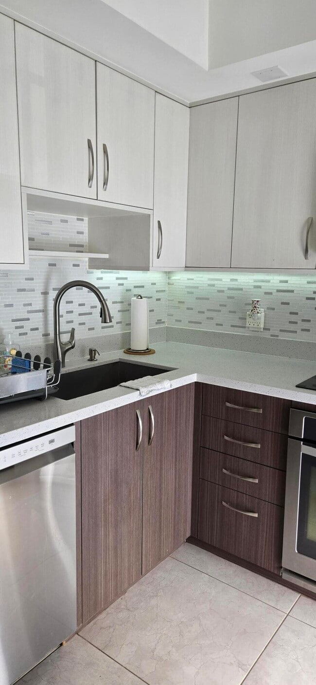 Building Photo - 3300 N Palm Aire Dr