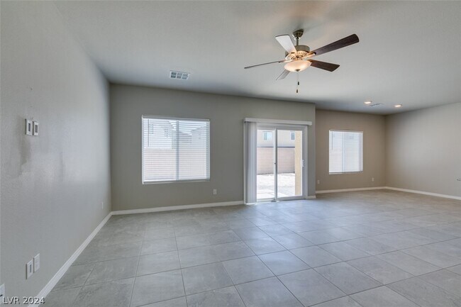 Building Photo - 945 Willow Berry Ave