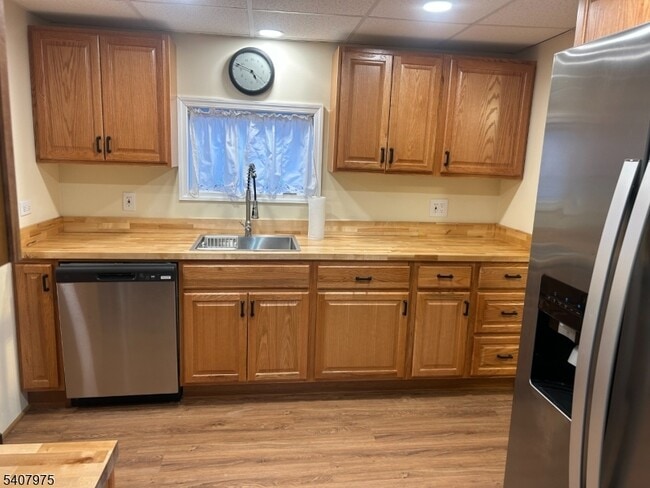 Building Photo - 44 Oak St