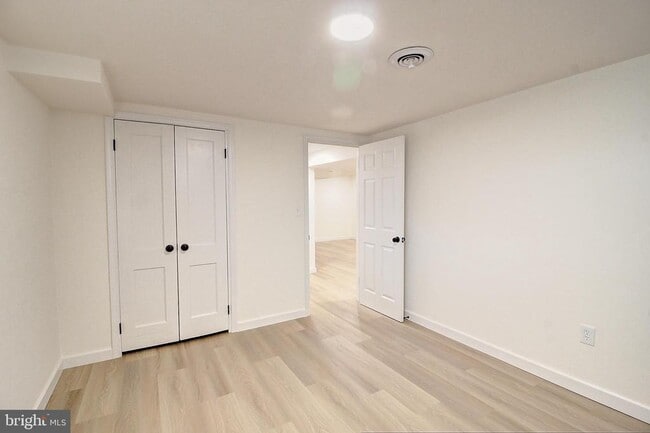 Building Photo - 915 Shawnee Dr