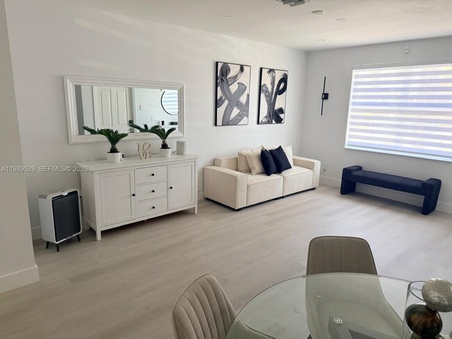 Building Photo - 1022 NE 42nd Terrace