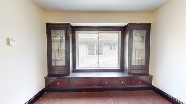 Building Photo - 2 bedroom/1 bath (upper unit)- 1ST MONTH FREE IF LEASE SIGNED BY 10/15