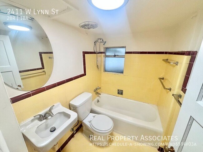 Building Photo - 2411 W Lynn St