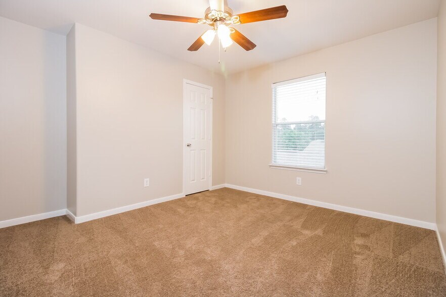 Building Photo - 29043 Village Creek Loop