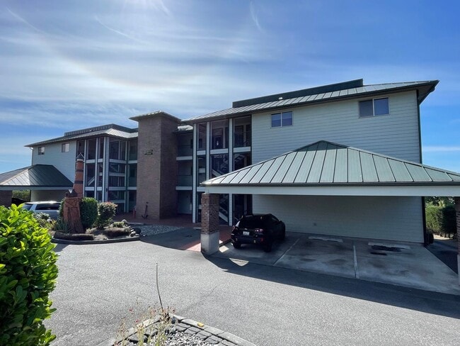 Primary Photo - Beautiful Condo with Amazing View of the H...