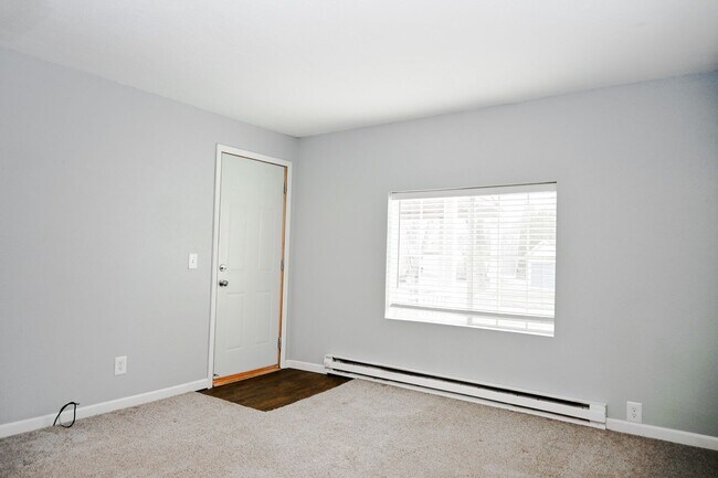 Building Photo - 95 4th Ave S