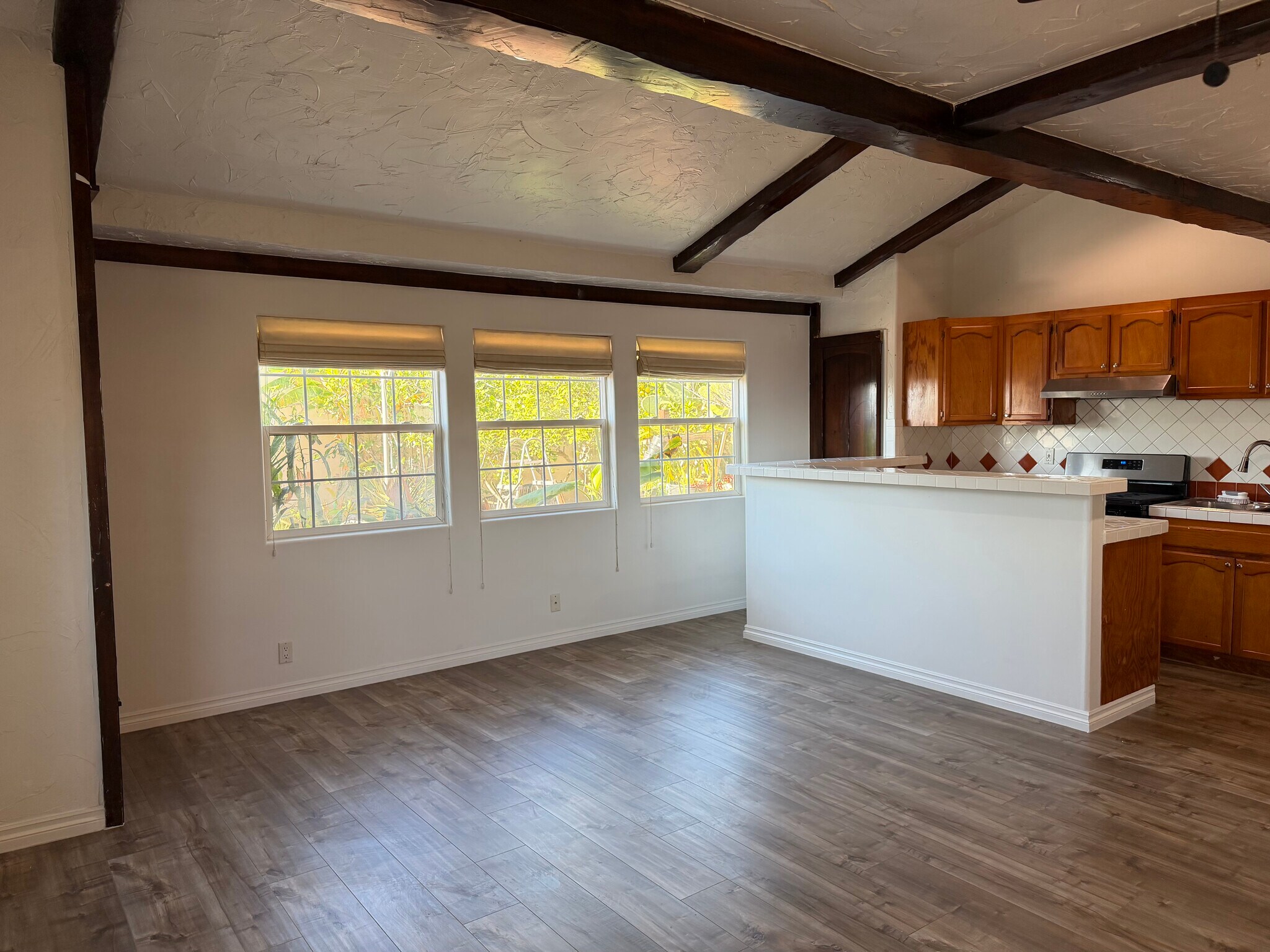 Building Photo - 12621 Victoria Ave