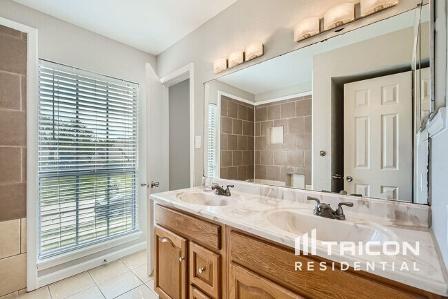 Building Photo - 4613 Monterrey Dr